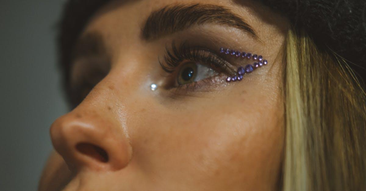 Glitch Glam na powiekach: asymetria, która przyciąga spojrzenia i daje efekt WOW