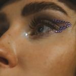 Glitch Glam na powiekach: asymetria, która przyciąga spojrzenia i daje efekt WOW