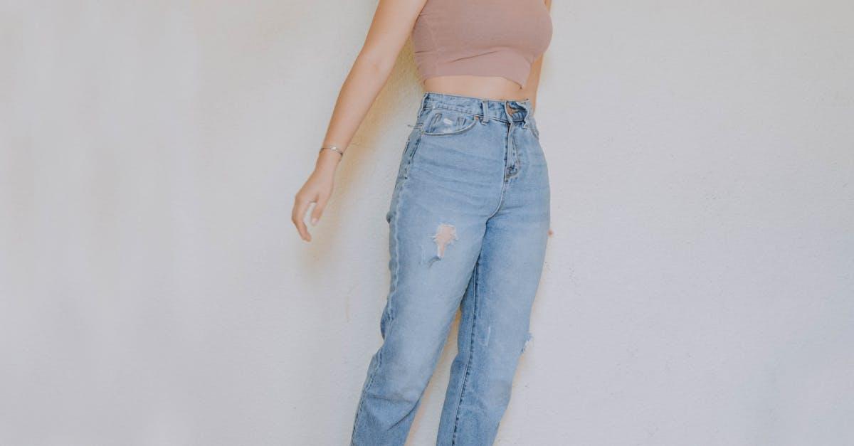 Mom jeans + wysoki stan = efekt WOW: 9 stylizacji, które wydłużą nogi i podkreślą talię