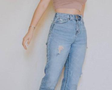Mom jeans + wysoki stan = efekt WOW: 9 stylizacji, które wydłużą nogi i podkreślą talię