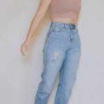 Mom jeans + wysoki stan = efekt WOW: 9 stylizacji, które wydłużą nogi i podkreślą talię