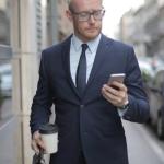 Mniej w bagażu, więcej klasy: kapsułowe stylizacje na delegację — od porannego lotu po wieczorną kolację