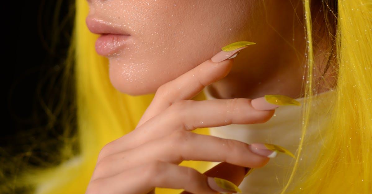 Efekt żelków na ustach, paznokciach i skórze: odkryj najsłodszy trend beauty sezonu