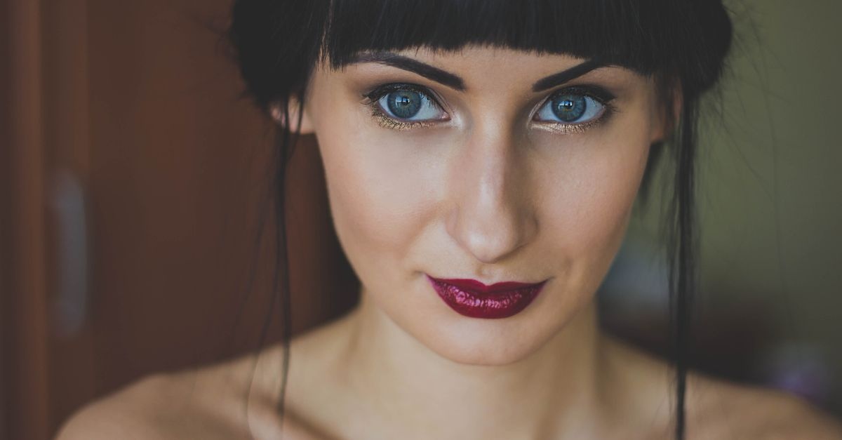 Vamp Romantic na wielkie wyjście: bordowe usta i aksamitna cera, które robią efekt WOW