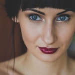 Vamp Romantic na wielkie wyjście: bordowe usta i aksamitna cera, które robią efekt WOW