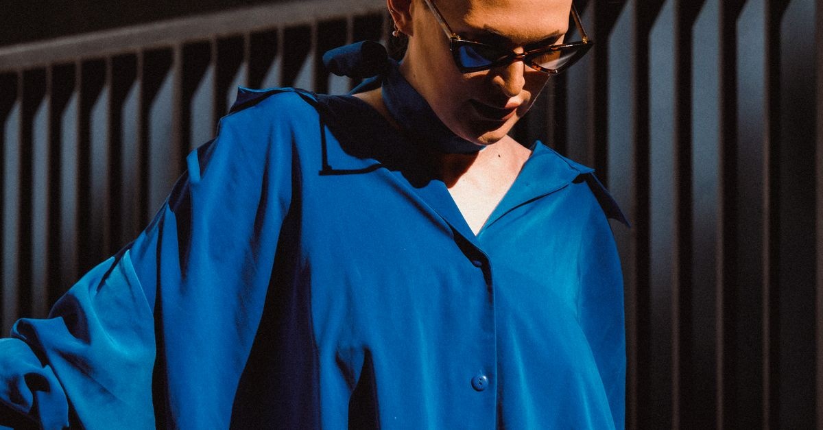 Cool blue w twojej szafie: niebieskie akcenty, które odświeżą każdą stylizację