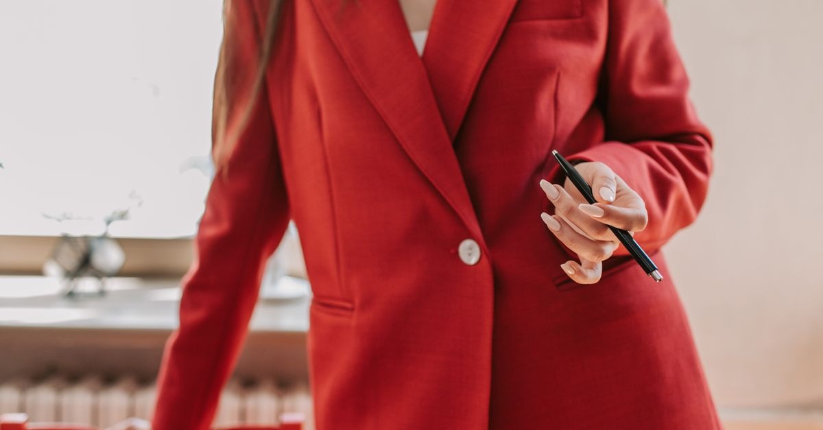 Żakiet, który modeluje sylwetkę: kroje i triki, dzięki którym pokochasz swoje proporcje