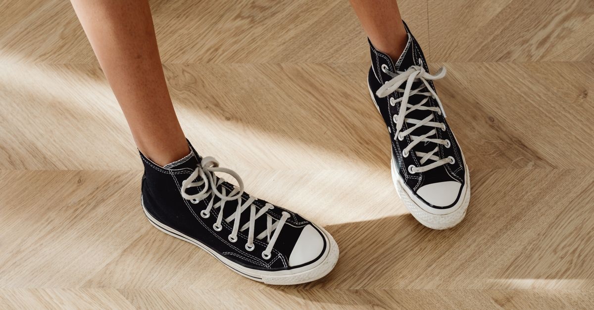 Oploty i wiązania, które odmienią Twój look: sznurowane detale na topie