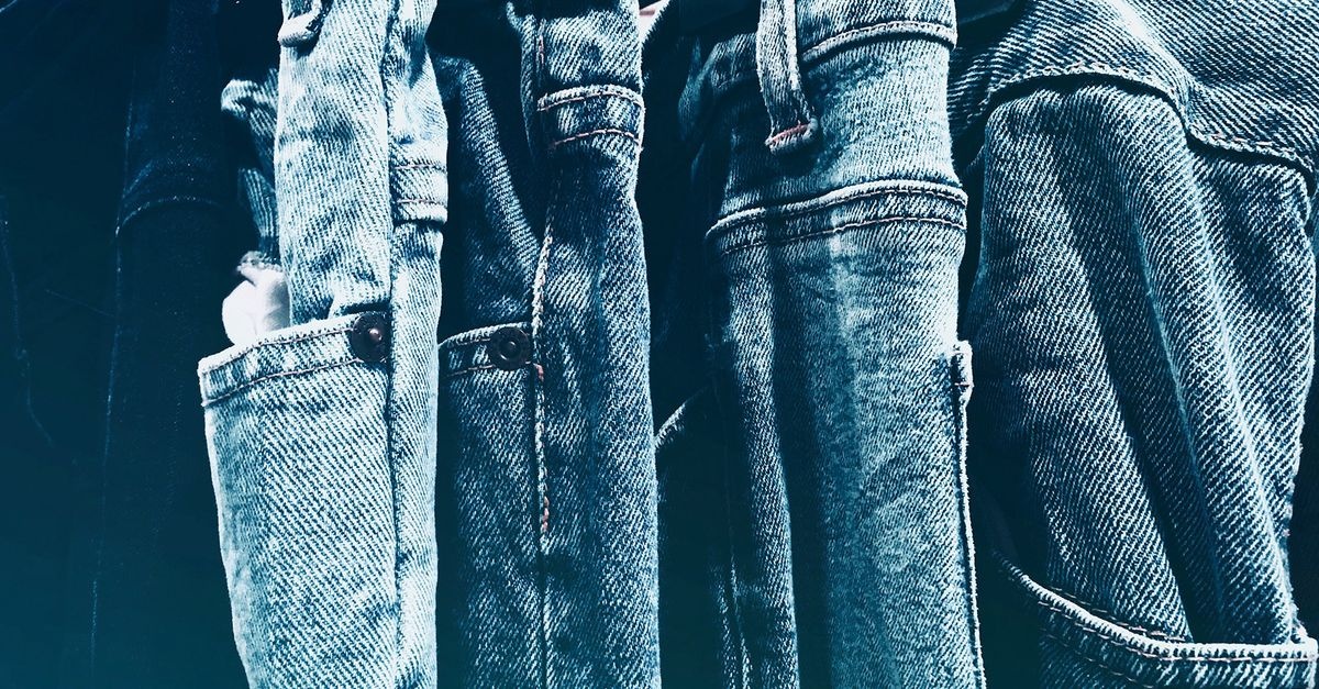 Błękitny denim wraca do gry: 10 outfitów, które odmienią twoją szafę