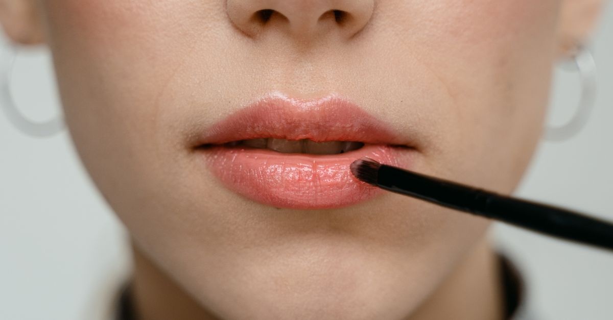 Usta jak tafla: prosty przepis na ultra błyszczący efekt glossy bez lepkości