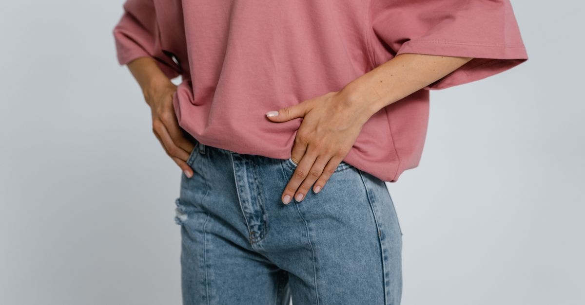 Wysoki stan, luźny vibe: 7 zestawów z jeansami boyfriend, które pokochasz