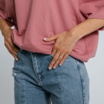 Wysoki stan, luźny vibe: 7 zestawów z jeansami boyfriend, które pokochasz