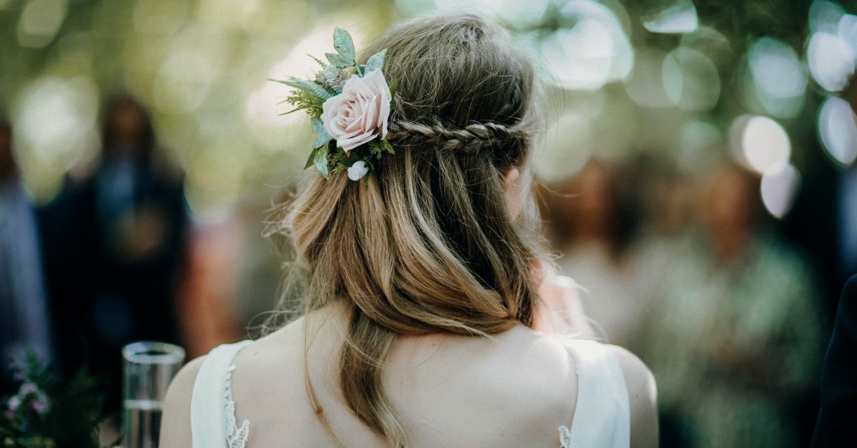 Rozkwitnij we włosach: półupięcia z kwiatami — od boho po elegancję