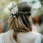 Rozkwitnij we włosach: półupięcia z kwiatami — od boho po elegancję