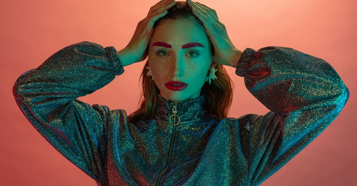 Rozsynchronizuj paletę: Glitchy Glam i asymetria kolorów, które robią efekt WOW
