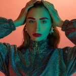 Rozsynchronizuj paletę: Glitchy Glam i asymetria kolorów, które robią efekt WOW