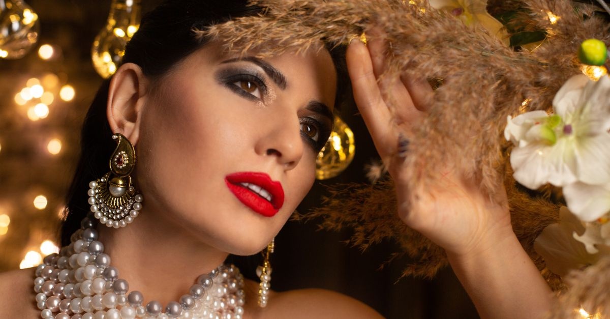 Złoty smoky eye w klimacie opera aesthetic — makijaż na wielkie wyjścia