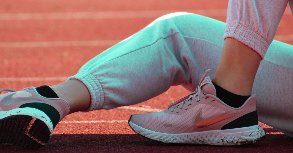 Sportowy szyk w mieście: outfity, które działają wszędzie