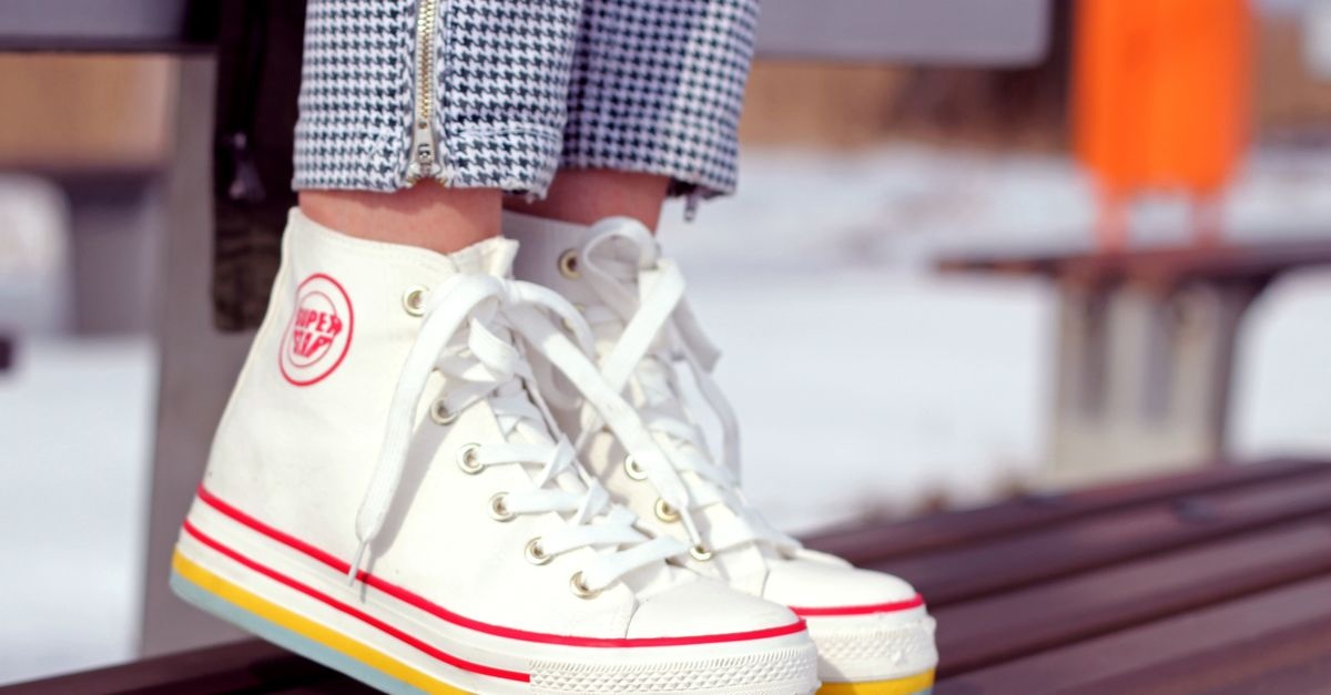 Słodkie jak żelki: kolorowe sneakersy i outfity, w których zabłyśniesz