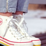 Słodkie jak żelki: kolorowe sneakersy i outfity, w których zabłyśniesz