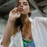 Jelly glow na paznokciach: kolorowe akcenty w trendzie gummy beauty